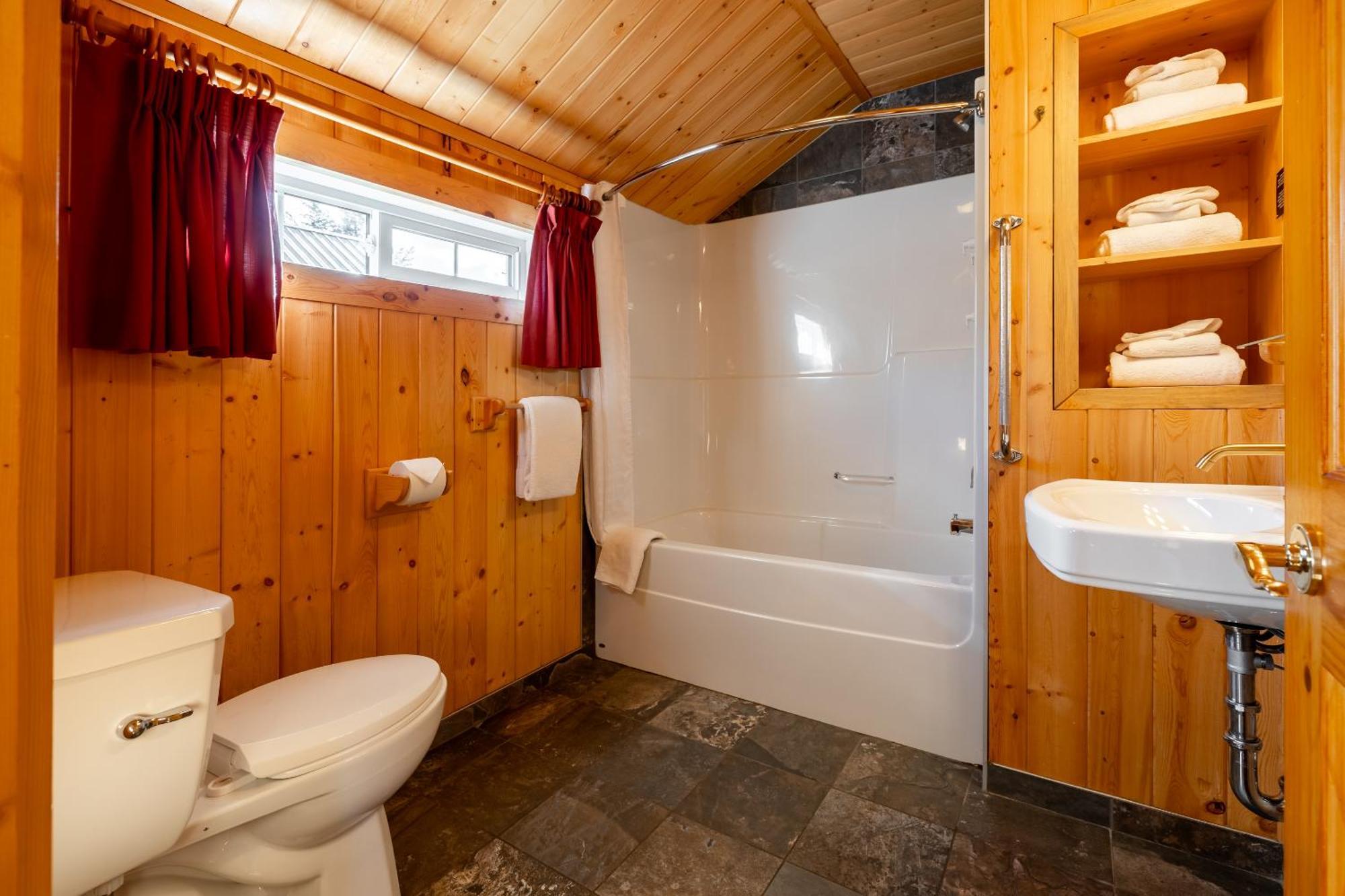 Pine Lodge *