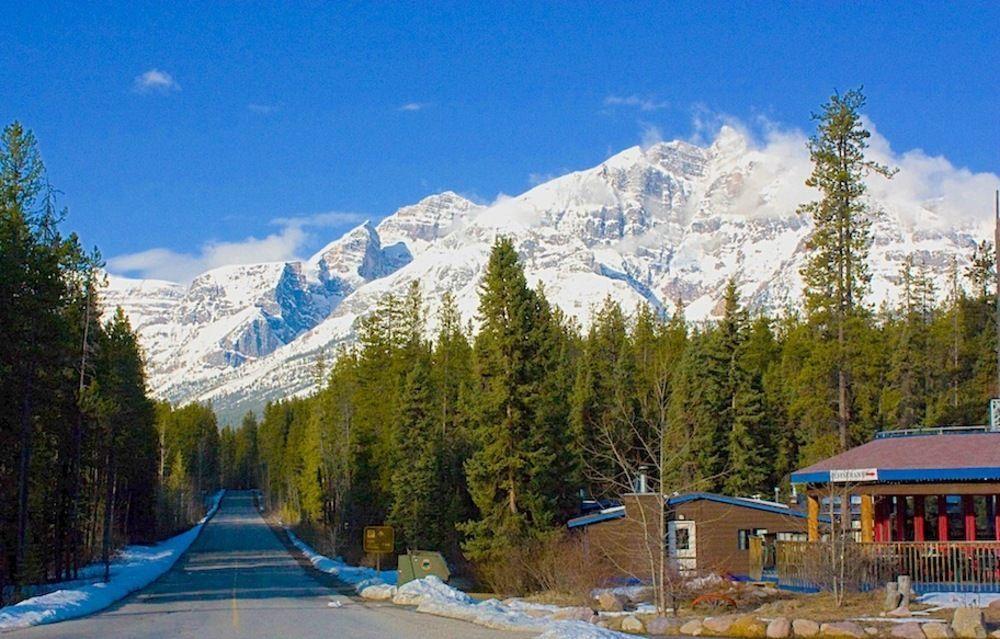 Sunwapta Falls Rocky Mountain Lodge