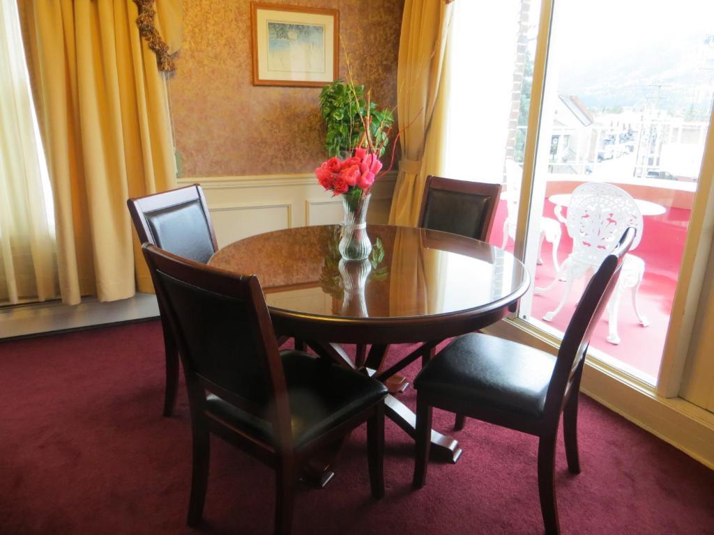 Athabasca Hotel 2*